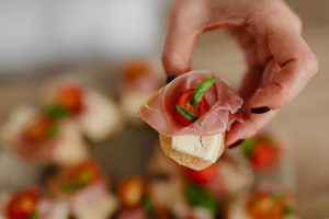 The Psychology of First Bites: How Initial Flavors Affect Meal Perception